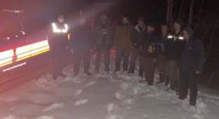 Düzce'de mahsur kalan 6 kişi, jandarma ekipleri tarafından kurtarıldı