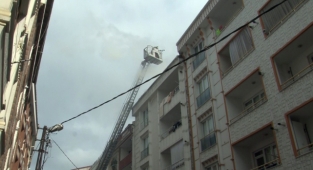 Esenyurt'ta 5 katlı bir apartmanın çatısı alev alev yandı