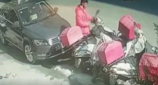 Esenyurt'ta bir kebapçıda motokurye olarak işe başlayan şahıs, ikinci siparişinde motosikleti çaldı