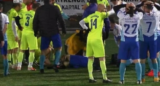 Halı sahada futbol oynarken kalp krizi geçirdi!