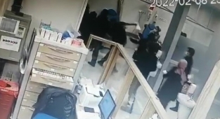Hemşire ve görevlilere hastane ortasında dehşeti yaşattılar!