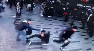 İstiklal Caddesinde parfümcü terörü: Turisti tekmeleyip başında şişe parçaladılar