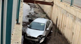 Kanala uçtukları otomobili bırakıp kaçtılar!