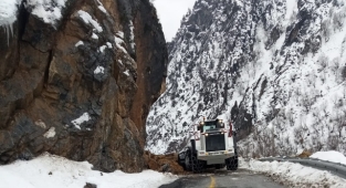 KAPUZBAŞI YOLU’NDAKİ HEYELANA BÜYÜKŞEHİR ANINDA MÜDAHALE ETTİ, YOLU ULAŞIMA AÇTI