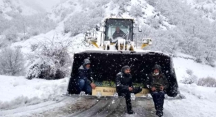 Kar ve tipi geçit vermedi! Cenaze kepçeyle mezarlığa taşındı