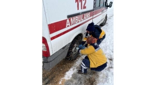 Kara saplanan ambulansa kadın sağlık çalışanları zincir taktı!