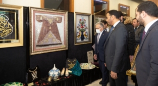 KAYMEK SERGİSİ’NE HAYRAN KALAN BAE BÜYÜKELÇİSİ’NDEN SANATA VE SANATÇIYA DESTEK