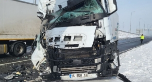 Kayseri'de feci kaza, tır kağıt gibi ezildi!