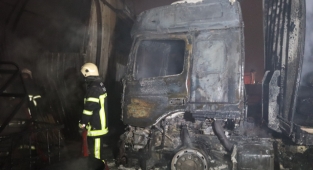 Kayseri'de yangın paniği: 10 dükkan ve 3 tır küle döndü