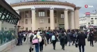 Kiev'de halk, tren garına akın etti