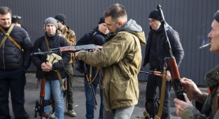 Kiev halkı silahlanıyor