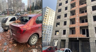 Kiremitler araçların üzerine düştü!
