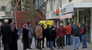 Market önünde indirim kuyruğu!