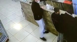 Önce sipariş verdi, sonra herkesin içinde 2 tane telefonu böyle çaldı