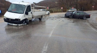 Otomobille kamyonet çarpıştı: 2 yaralı