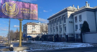 Rusya'nın Ukrayna'daki Büyükelçiliği önüne