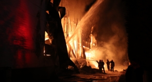 Sakarya'da ambalaj fabrikası alev alev yandı