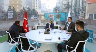 ‘ŞEFFAF ODA’DA YÜZLER GÜLÜYOR