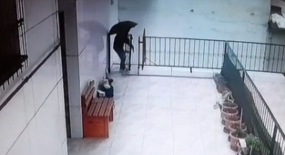Şemsiyeli kapı hırsızı kamerada