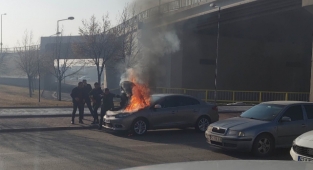 Seyir halindeki otomobilin motor kısmı alev alev yandı