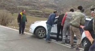 Siirt'te yol kenarında asılı kalan araç kurtarıldı