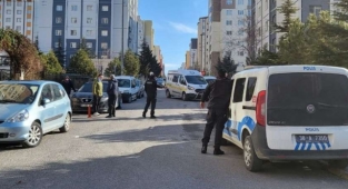 Silahla önce kocasını yaraladı, sonra kendi kafasına sıktı!