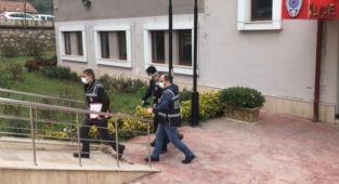 Süpermarkette evli çifte dehşet yaşatan zanlı tutuklandı