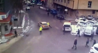 Taksicinin aracını bağlamak isteyen polisi sürüklediği anlar kamerada