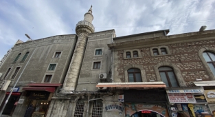 Tarihi caminin minaresi betonlaşmaya yenik düştü