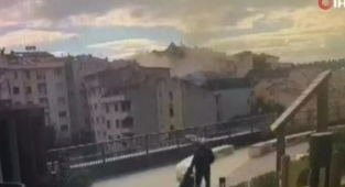 Üsküdar'da 5 katlı binada yaşanan patlama kamerada!