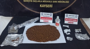 Yakalanacaklarını anladılar, uyuşturucu maddeyi sobaya attılar