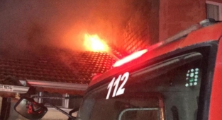 2 katlı binada çıkan yangında 3 kişi dumandan zehirlendi