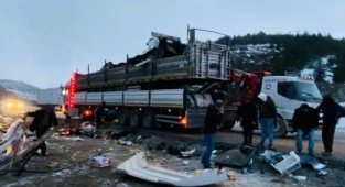 2 tırın çarpıştığı kazada bir kişi yaralandı