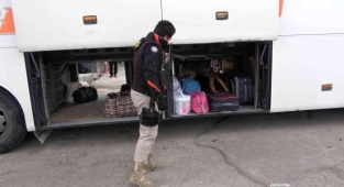 43 ilin geçiş güzergahında sıkı denetim: Narkotik köpeği 'Adam' didik didik arıyor