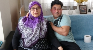 67 yaşındaki kadının engelli oğlu ile hayat mücadelesi hayran bırakıyor