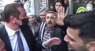 Adana'da Ahmet Davutoğlu'na tepki: