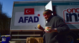 AFAD ekipleri Ukrayna'da yemek dağıtıyor