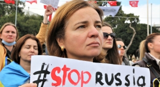 Antalya’da Ukraynalılardan duygusal Rusya protestosu