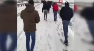 Arnavutköy'de servis araçları yolda kaldı, vatandaşlar yollara düştü
