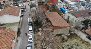 Ataşehir'de 2 katlı evin çatısı çöktü