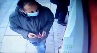 ATM'de unutulan emekli maaşını kapan hırsız kamerada