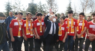 BAŞKAN BÜYÜKKILIÇ’A ÖĞRENCİLERDEN COŞKULU KARŞILAMA