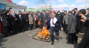 BAŞKAN BÜYÜKKILIÇ, BAHARIN HABERCİSİ NEVRUZ ATEŞİNİ YAKTI, ÖRSTE DEMİR DÖVDÜ