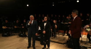 BAŞKAN BÜYÜKKILIÇ, KADINLAR KOROSU KONSERİ'Nİ EŞİ İLE BİRLİKTE İZLEDİ
