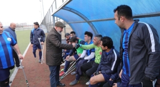 BAŞKAN ÇOLAKBAYRAKDAR, ENGELLERİ FUTBOLLA AŞAN AMPUTE TAKIMININ MAÇINI İZLEDİ