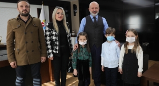 BAŞKAN ÇOLAKBAYRAKDAR, MİNİK MİSAFİRLERİNİ AĞIRLADI