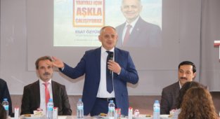 BAŞKAN ESAT ÖZTÜRK TECRÜBELERİNİ ÖĞRENCİLER İLE PAYLAŞTI