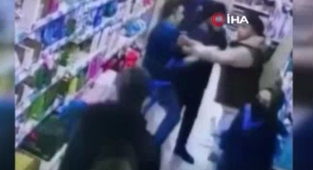 Başkent'te müşteri ile market çalışanının kavgası kamerada