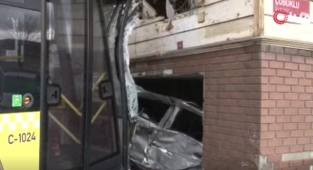 Beykoz'da kontrolden çıkan özel halk otobüsü 3 otomobil ile başka bir otobüse çarptı