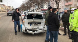 Bilecik'te fabrika servis minibüsü otomobile arkadan çarptı, 4 kişi yaralandı